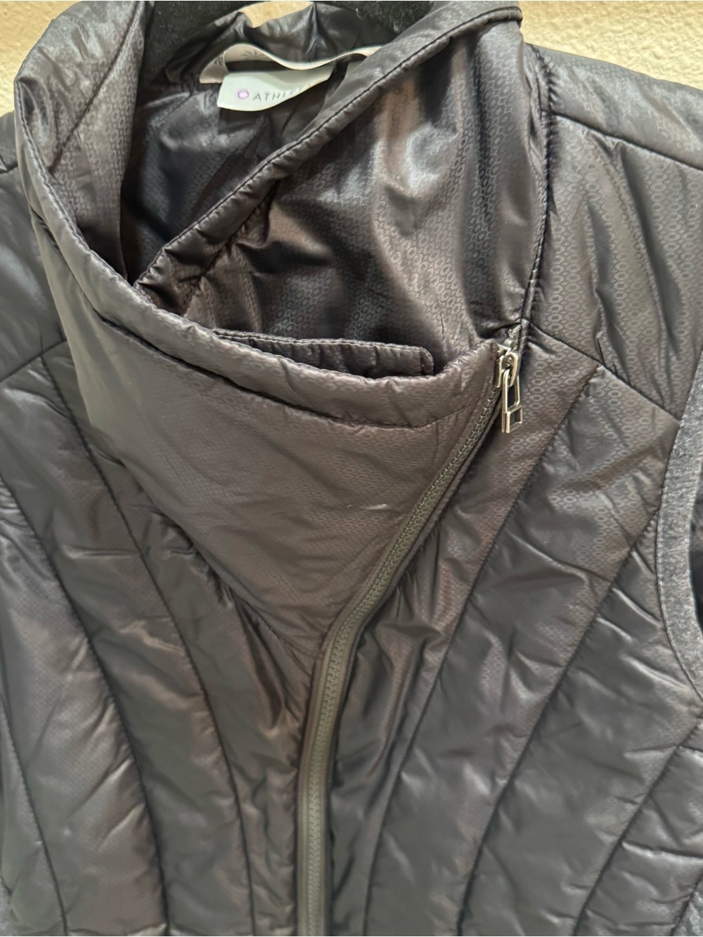 Athleta Vail Vest Size S Black Lightweight Insulated Primaloft Full Zip Sporty - Picture 4 of 10